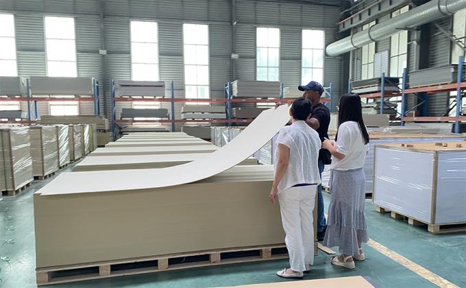 แผนผนัง SPC นวัตกรรมใหม่ 600*2440*4mm หินกันน้ํา พลาสติก สะอาดต่อสิ่งแวดล้อม 12